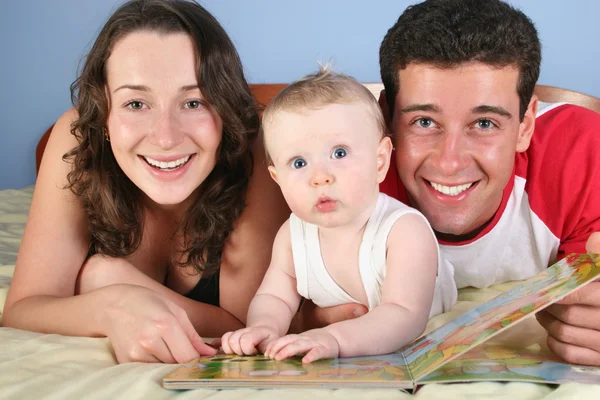 Family with baby read book — Stock Photo, Image