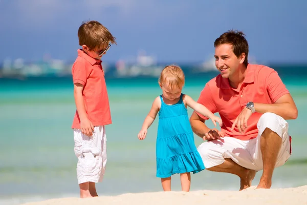 Familie op vakantie — Stockfoto