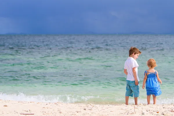Παιδιά στην παραλία — Φωτογραφία Αρχείου