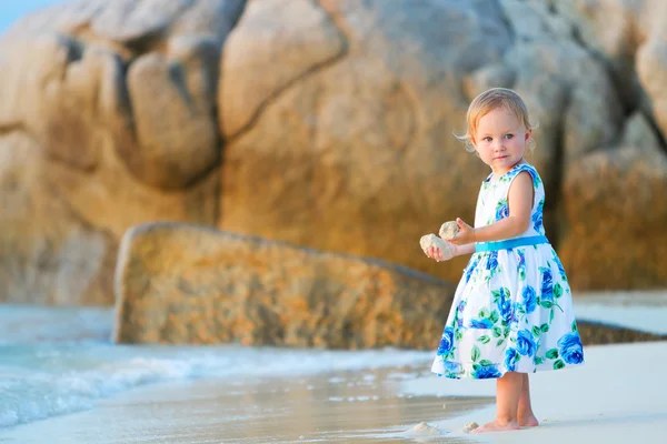 Дівчинка-малюк на пляжі — стокове фото