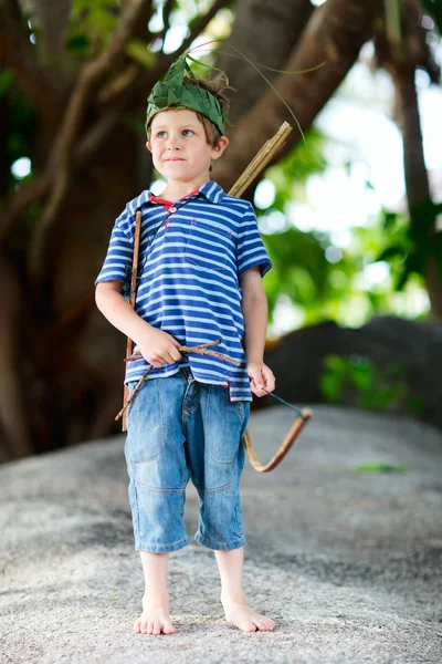 Мальчик в отпуске — стоковое фото