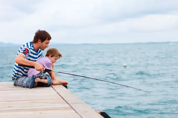 Семейная рыбалка — стоковое фото