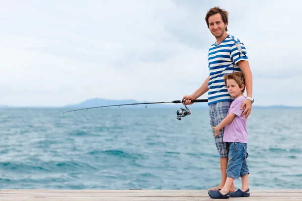 Семейная рыбалка — стоковое фото
