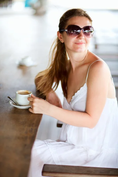 Egy nő a kávézóban. — Stock Fotó
