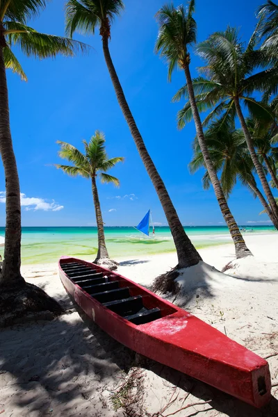 Barca sulla spiaggia — Foto Stock