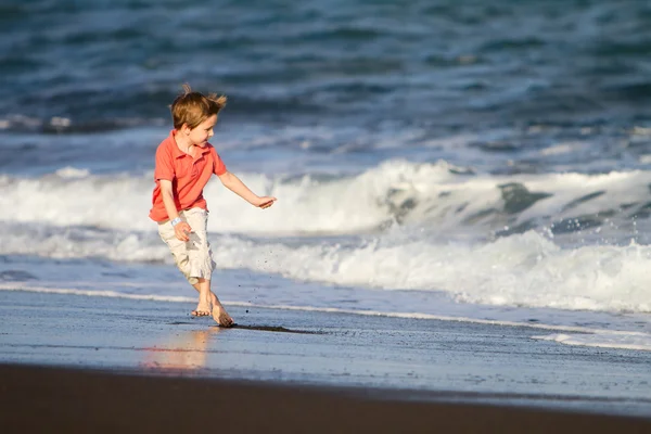 Miúdo corre na praia — Fotografia de Stock