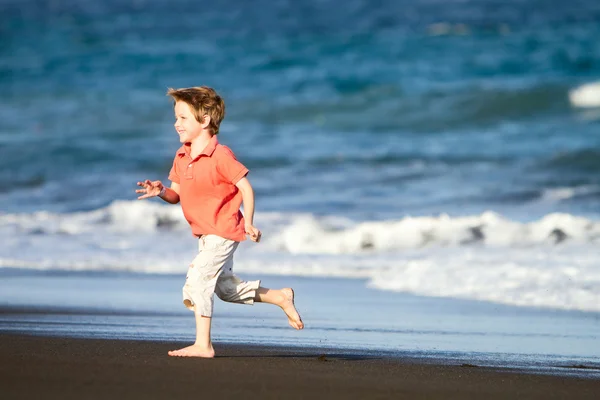 El chico corre en la playa —  Fotos de Stock