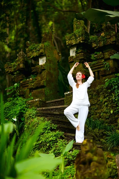 Yoga outdoors — Stock Photo, Image