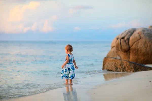 Sahilde yürümeye başlayan çocuk kız — Stok fotoğraf