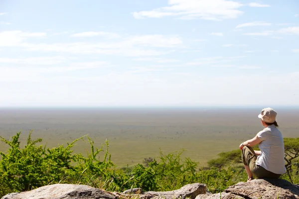 Kvinna på safari — Stockfoto