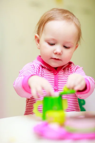 Kislány játszik a játékokkal — Stock Fotó