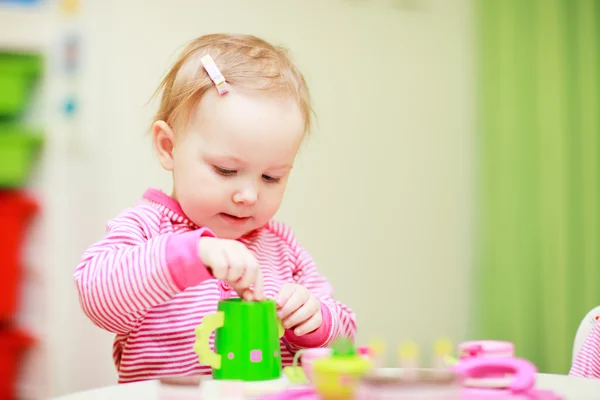 Маленька дівчинка грає з іграшками — стокове фото