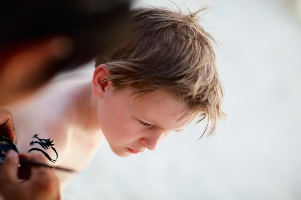 Chłopiec o tatuaż henną — Zdjęcie stockowe