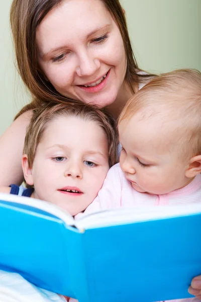Family reading in bed — Stock Photo, Image