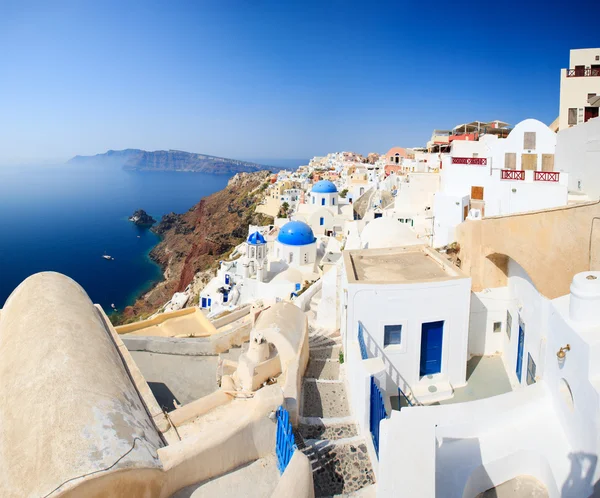 Tradizionale villaggio bianco e blu a Santorini — Foto Stock