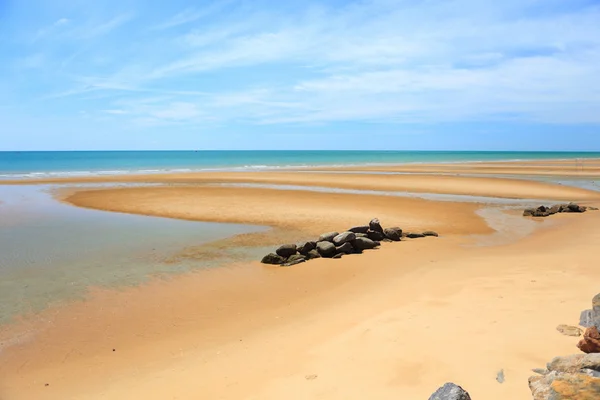 Mooie gouden verzenden strand in thailand — Stockfoto