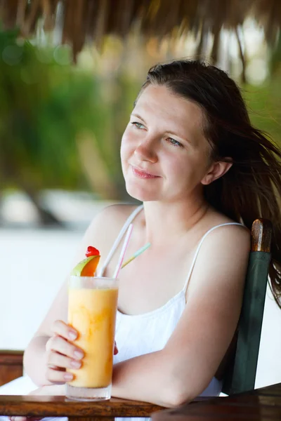 Fiatal gyönyörű nő iszik a friss gyümölcslé — Stock Fotó
