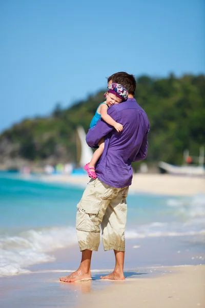 Отец и его дочь стоят на берегу океана. — стоковое фото