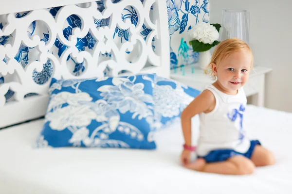 Schattige lachende peuter meisje in slaapkamer — Stockfoto