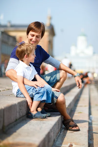 Pai e filho desfrutando dia no centro da cidade — Fotografia de Stock