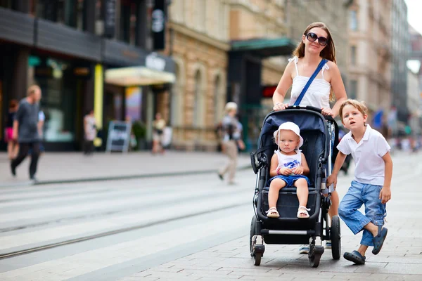 Familie wandelen in het centrum van de stad — Stockfoto