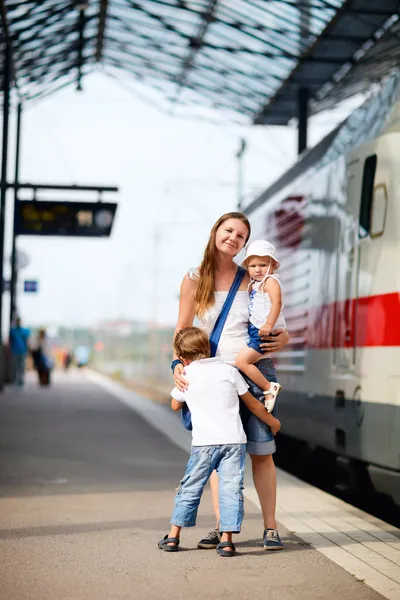 Anne ve iki çocuğu tren bekliyorsun — Stok fotoğraf