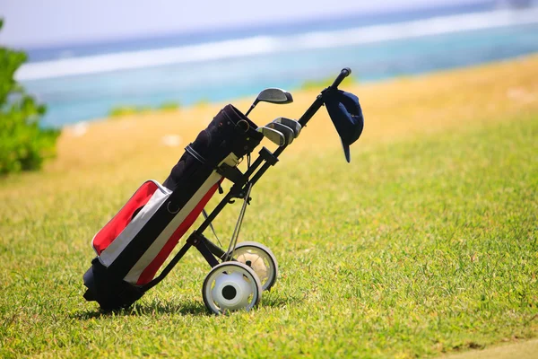 Golfbag på kustnära området — Stockfoto