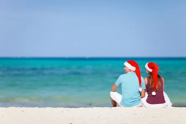 Coppia giovane in vacanza al mare di Natale — Foto Stock