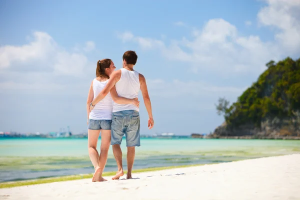 Casal romântico caminhando ao longo da praia tropical — Fotografia de Stock