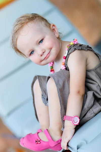 Kisgyermek boldog lány függőleges portréja — Stock Fotó