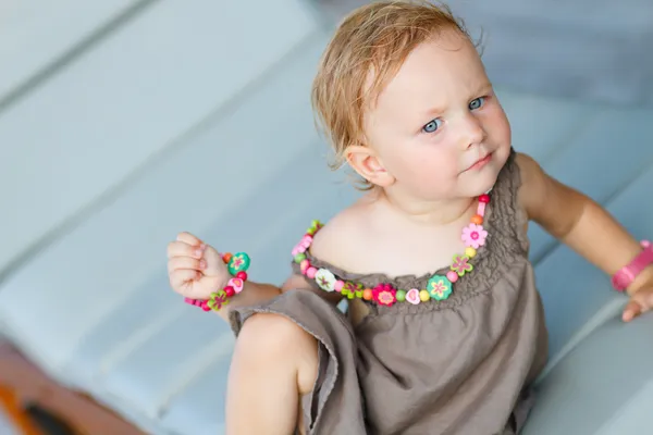 Nahaufnahme Porträt von entzückenden Kleinkind Mädchen — Stockfoto