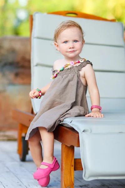 Imádnivaló kisgyermek lány függőleges teljes test-portré — Stock Fotó