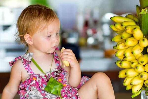 Outdoor portrait of toddler girl with bananas — Stock Photo, Image