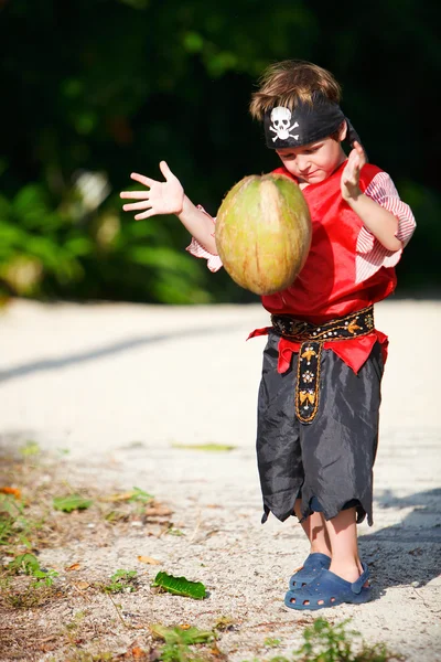 Мальчик, одетый как пират с кокосом — стоковое фото