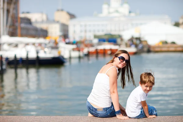 Mor och son i staden centrera Helsingfors finland — Stockfoto
