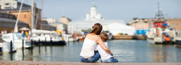 Panoramic photo of mother and son enjoying views of city center — Stock Photo, Image