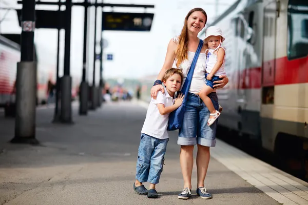 Anne ve iki çocuğu tren bekliyorsun — Stok fotoğraf
