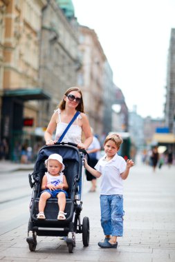 Anne ve iki çocuğu şehir merkezinde yürüyüş