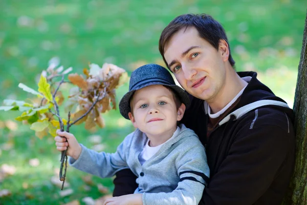 屋外の父と息子 — ストック写真