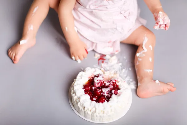 Baby mit Kuchen — Stockfoto