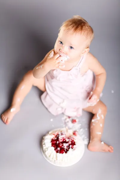 Bébé avec gâteau — Photo