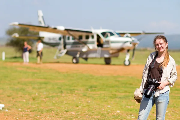 Kvinna i afrikanska flygplats — Stockfoto