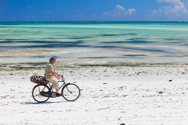 Cykling längs tropisk strand — Stockfoto