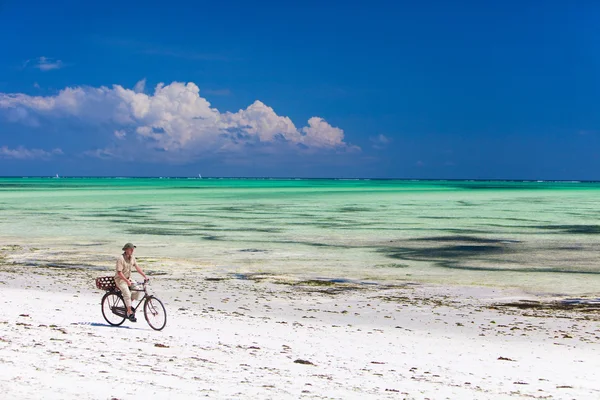 Tropik sahil boyunca Bisiklete binme — Stok fotoğraf