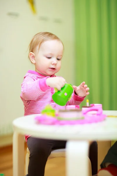 Маленькая девочка играет с игрушками — стоковое фото