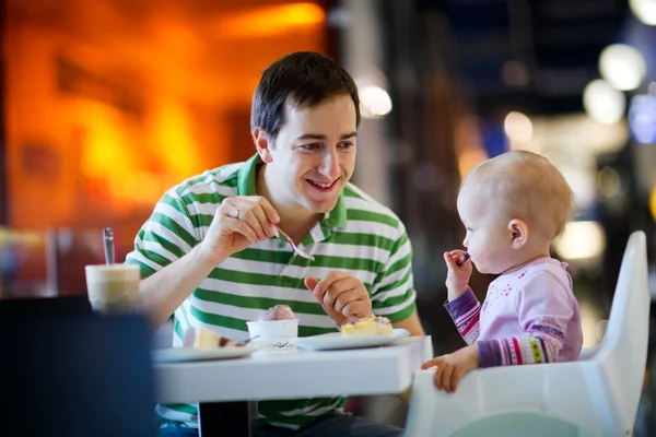 Отец и дочь в кафе — стоковое фото