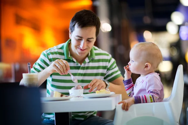 Отец и дочь в кафе — стоковое фото