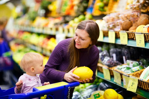 Family in supermarket — Stock Photo, Image