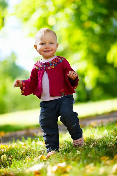 Meisje van de baby wandelen — Stockfoto