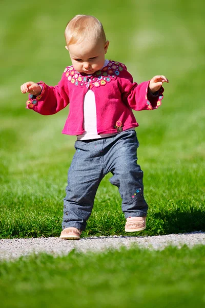 歩く女の赤ちゃん — ストック写真